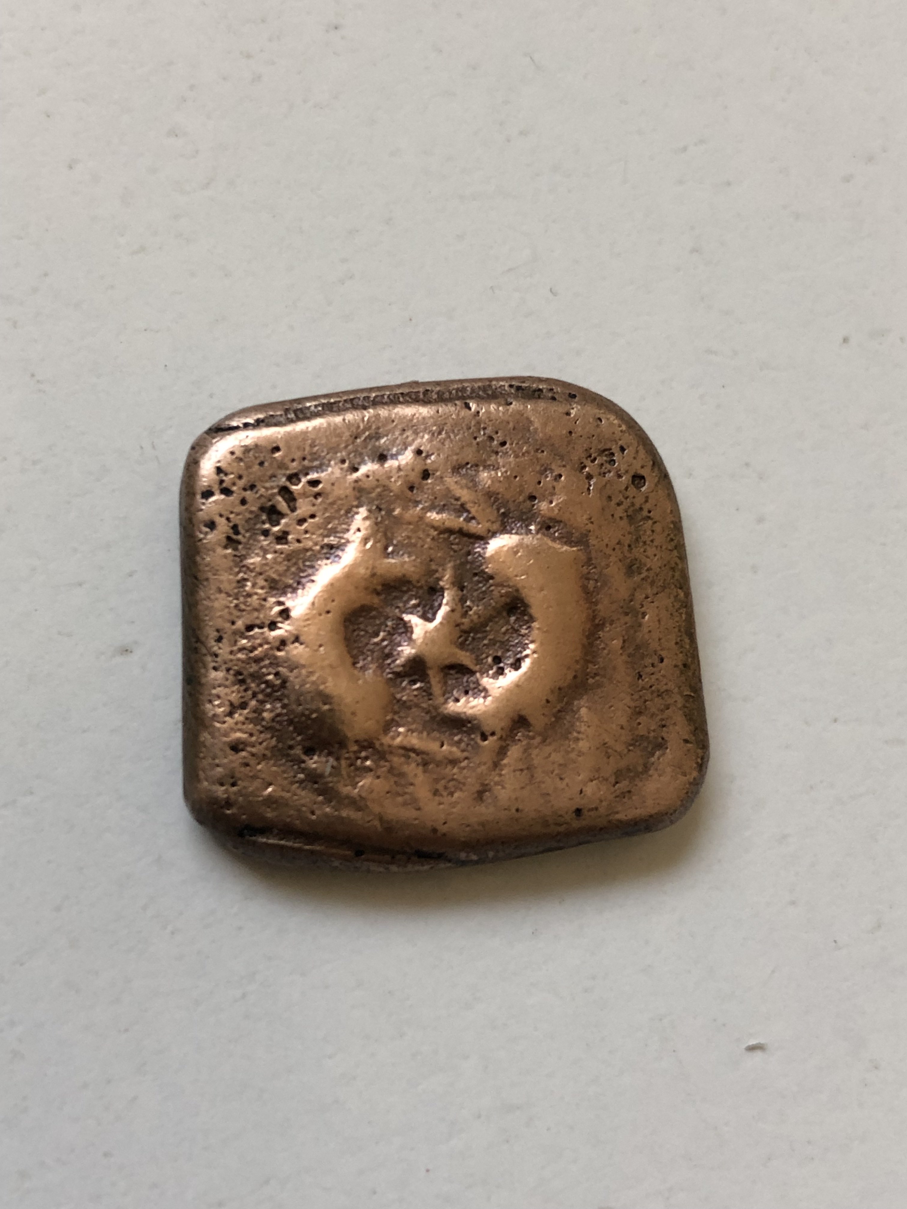 Katlanmis Muskaya benziyor Yaklasik 3-4 mm kalinlik ve 21mm ye 20 mm